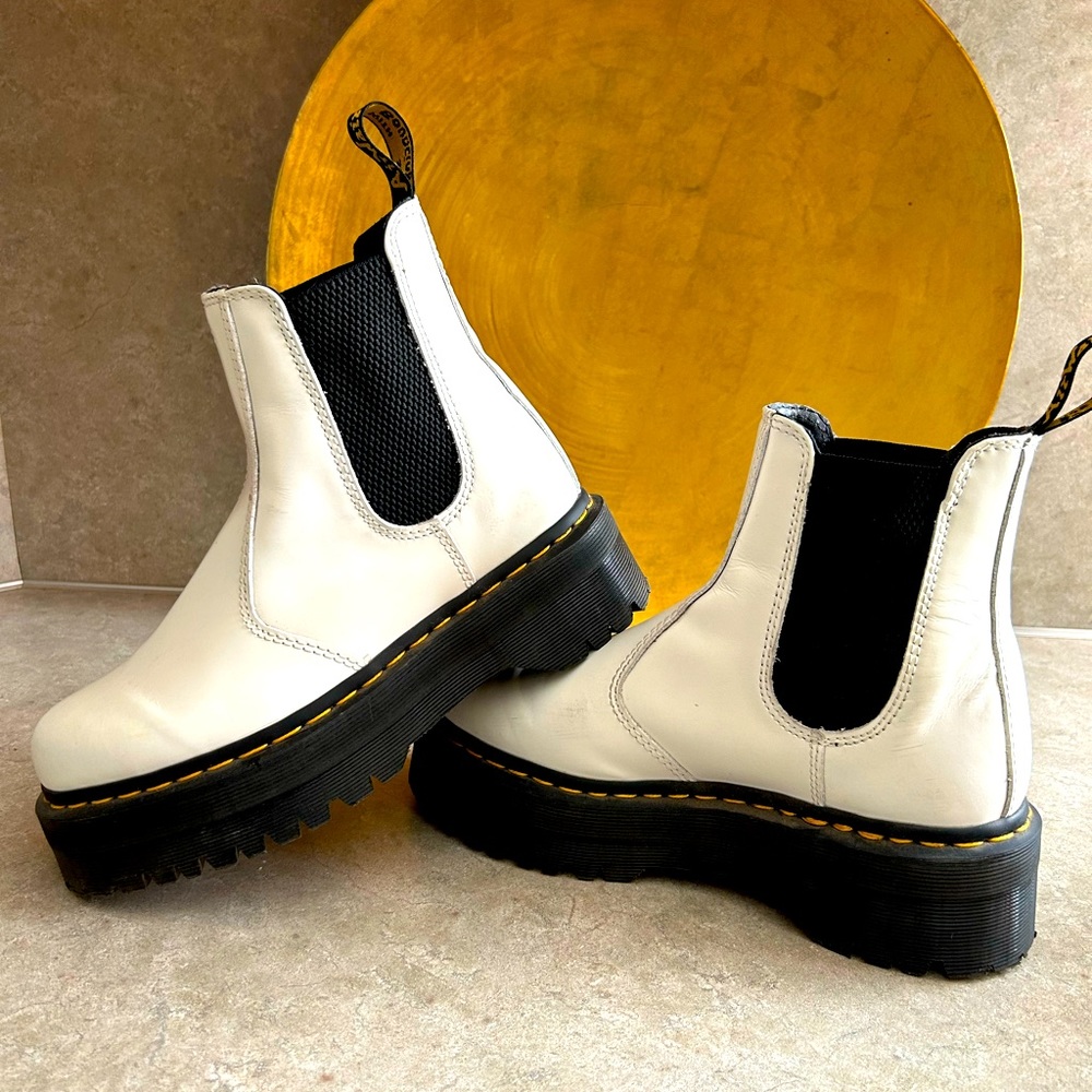 Dr. Martens 2976 SMOOTH LEATHER PLATFORM CHELSEA BOOTS